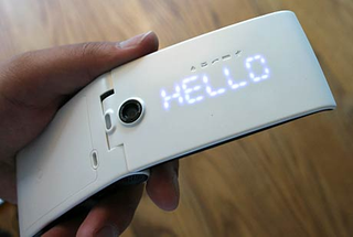 Illustration for article titled O2 Cocoon Designer Cellphone Unboxing